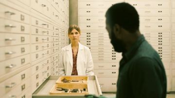 Floral blouse worn by Laura (Clémence Poésy) in Tenet