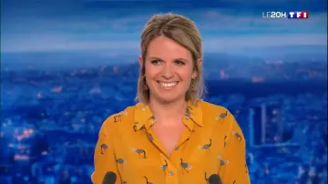 The long-sleeved shirt in silk printed saffron Garance Pardigon in The Log 20 hours of TF1, the 21.07.2020