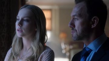 Gold necklace worn by Carla Roson (Ester Expósito) in Elite (S03E05)