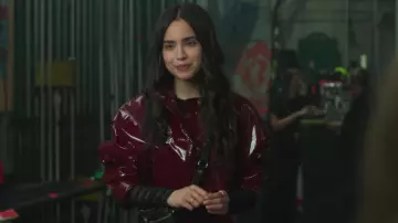 Le veste en vinyle courte couleur cerise portée par April (Sofia Carson) dans Feel the Beat