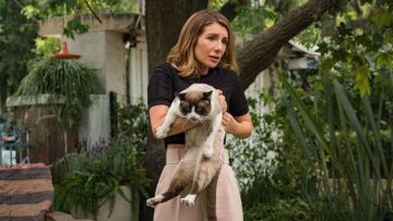 Pink pants worn by Wesley (Nasim Pedrad) as seen in Desperados