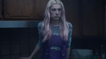 Vestido de pinafore con hebilla delantera recortada usado por Jules Vaughn (Hunter Schafer) en Euphoria (S01E01)