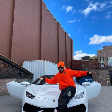 La chaqueta Lamborghini X Supreme que lució Max Miller en su cuenta de Instagram @miller 