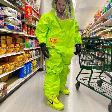 The pair of sneakers Nike Air Force One neon yellow X Off White worn by Max Miller in his account Instagram @miller 