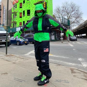 El abrigo Supreme X The North Face usado por Max Miller en la cuenta de Instagram de @miller 