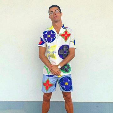 La chemise hawaïenne multicolore monogram portée par Cristiano Ronaldo sur son compte Instagram @cristiano 