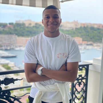 The oversize t-shirt white Dior x Daniel Arsham worn by Kylian Mbappé on his account Instagram @k. mbappe 