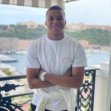 Le t-shirt oversize blanc Dior x Daniel Arsham porté par Kylian Mbappé sur son compte Instagram @k.mbappe 