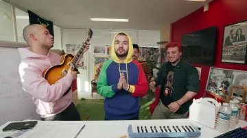The sweatshirt Visionary multi-coloured Oli in the YouTube video hodgepodge 2 LEGENDARY EDITION (13 games hilarious with Bigflo & Oli) of MacFly & Carlito