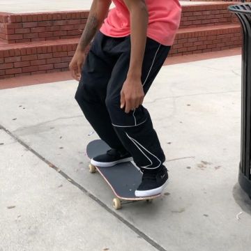 Los pantalones de chándal negros Nike SB en la cuenta de Instagram de @robertneal_