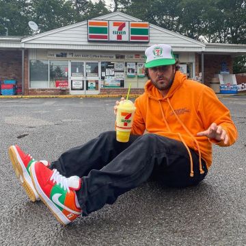 El par de zapatillas Nike SB Dunk Low 7-Eleven x usadas por Max Miller en su cuenta de Instagram @miller 