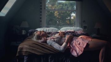 Rose jupe de tennis porté par Jules Vaughn (Hunter Schafer) dans l'Euphorie (S01E01)