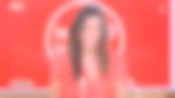 The long dress wallet, slit on the front of Flora Marshall in the Journal de 6h de France 2