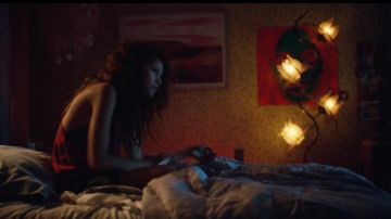 Camiseta roja corbata y tinte sin mangas usada por Rue Bennett (Zendaya) en Euphoria (S01E01)