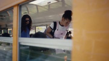 Rose denim globale de l'habit porté par le Gia Bennett (Tempête Reid) dans l'Euphorie (S01E01)