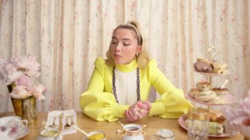 Vestido amarillo usado por Florence Pugh en Florence Pugh Eats 11 platos ingleses - Mukbang | Boga