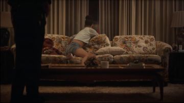 Orange lacets des baskets portées par le Gia Bennett (Tempête Reid) dans l'Euphorie (S01E02)