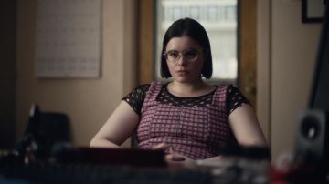 Vestido de pinafore delantero con cremallera rosa con cremallera usado por Kat Hernández (Barbie Ferreira) en Euphoria (S01E02)