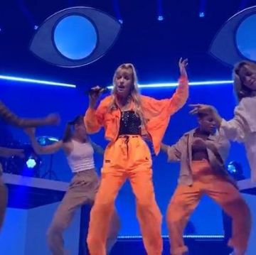 Le survêtement orange porté par Angèle sur son compte Instagram @angele_vl