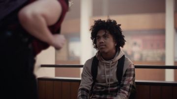 Suéter beige y manga a cuadros "Human With Attitude" usado por Troy (Tyler Timmons) en Euphoria (S01E02)