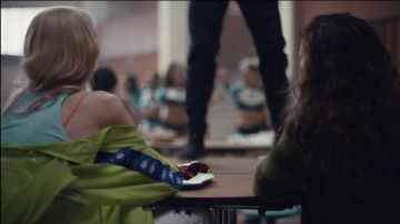 Chaqueta verde impermeable con el logotipo de Kappa con rayas azules usada por Jules Vaughn (Hunter Schafer) en Euphoria (S01E02)