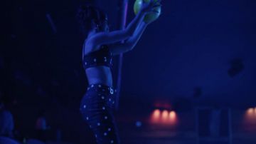 Noir daisy brodé pantalon porté par Maddy Perez (Alexa Demie) dans l'Euphorie (S01E02)