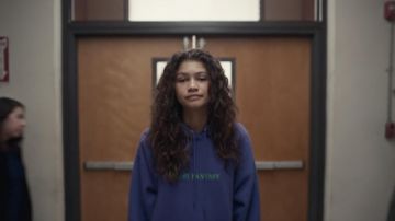 Sudadera con capucha de fantasía de ciencia ficción usada por Rue Bennett (Zendaya) en Euphoria (S01E03)