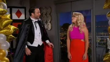 La robe rose et rouge portée par Gabi Diamond (Emily Osment) dans Young & Hungry (S05E19)