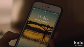 Apple iPhone 8 Plus used by Sarah (Cristin Milioti) in Palm Springs