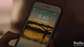 Apple iPhone 8 Plus used by Sarah (Cristin Milioti) in Palm Springs