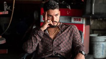 Bourgogne Shirt porté par David (Bobby Soto) dans Le Collecteur d'Impôts