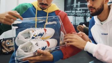 La paire de sneakers Le Coq Sportif x Visionnaire présentée par Bigflo dans la vidéo ON SORT NOTRE PAIRE DE CHAUSSURES !!! de Bigflo & Oli