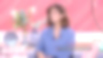 The blue shirt of Faustine Bollaert on It starts today