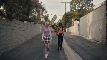 Falda plisada a cuadros púrpura y blanca usada por Jules Vaughn (Hunter Schafer) en Euphoria (S01E03)