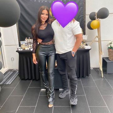 The black top with logo Navy Emissions carried by Maeva Ghennam on his account Instagram @maevaa.ghennam