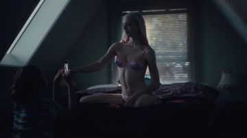 Bralette de malla satinada rosa usado por Jules Vaughn (Hunter Schafer) en Euphoria (S01E03)