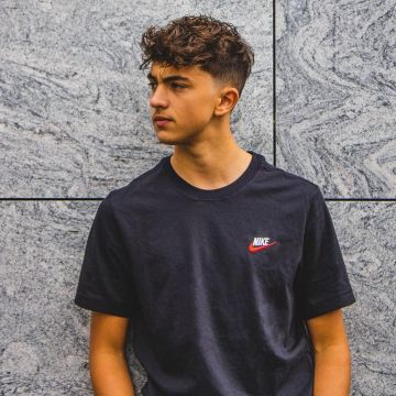 Le t-shirt Nike noir avec swooch rouge porté par Inoxtag  sur son compte Instagram @inoxtagytb 