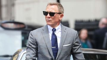 Tom Ford white cotton-poplin dress shirt worn by James Bond (Daniel Craig) in No Time to Die