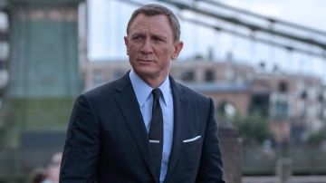 Tom Ford light-blue cotton-poplin dress shirt worn by James Bond (Daniel Craig) in No Time to Die