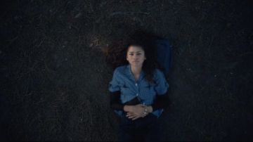 Imprimer en noir et blanc shirt porté par la Rue Bennett (Zendaya) dans l'Euphorie (S01E03)