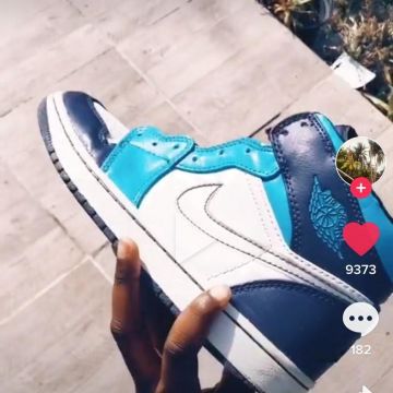 The pair of Nike Jordan 1 High in white and blue seen on a video TikTok