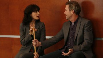 La canne en bois du Dr. Gregory House (Hugh Laurie) dans la série Dr House (Saison 5 Episode 14)