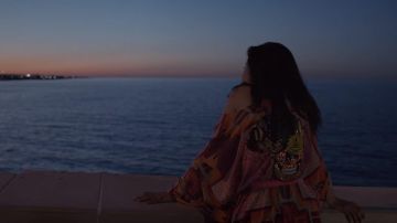 The pink bathrobe with the head of a dead Mexican in the back worn by Laura (Anna-Maria Sieklucka) in the film 365 days