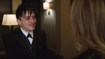 La corbata de pingüino usada por Oswald Cobblepot (Robin Taylor) en la serie Gotham (Temporada 1 Episodio 5)