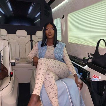 The top adjusted to logo Marine Emissions carried by Aya Nakamura on his account Instagram @ayanakamura_officiel