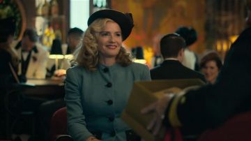 Blazer azul usado por Evelyn (Elisabeth Shue) en Greyhound