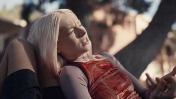 Top sin mangas de terciopelo rojo usado por Jules Vaughn (Hunter Schafer) en Euphoria (S01E03)