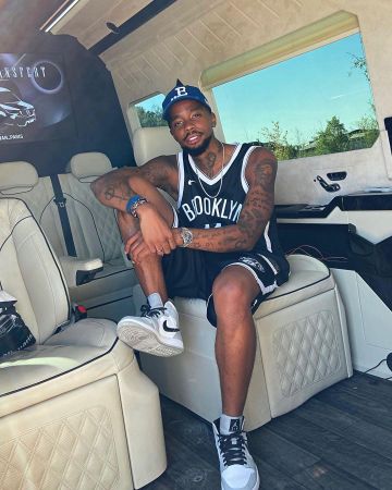 Sneakers Nike Air Jordan 1 SB Retro High OG worn by Sisik on his account Instagram @sisikofficiel