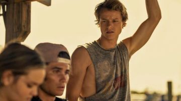 Camiseta gris coors usada por JJ (Rudy Pankow) en Outer Banks (S01E01)