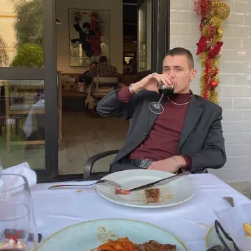 Louis Vuitton belt worn by Arón Piper on his Instagram account @aron.piper 